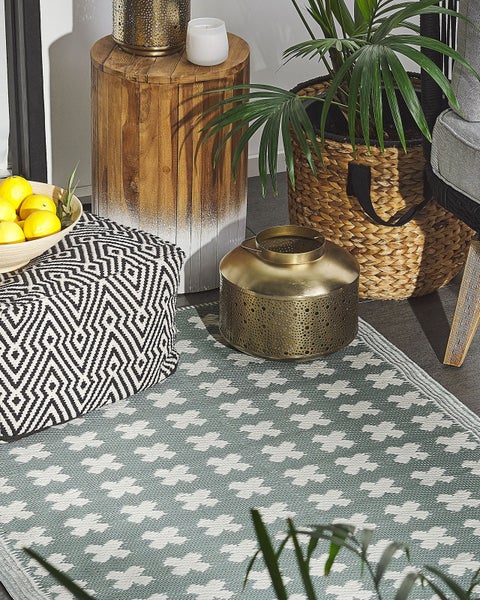 Azalee in einem Weidenkorb auf einem Pflasterweg