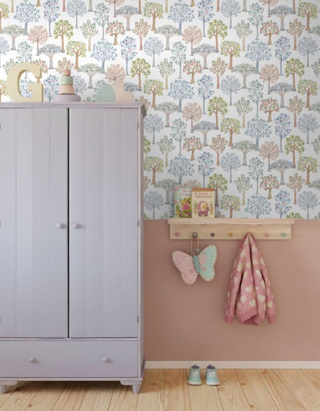 Hell gestaltetes Kinderzimmer mit einer Baum-Motivtapete, einem hellvioletten Kleiderschrank und einer Holzablage an einer altrosa Wand.