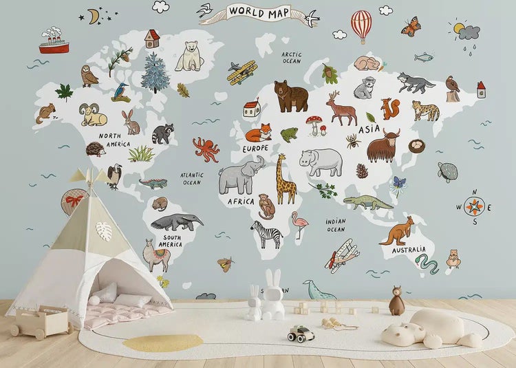 Fototapete mit Weltkarte für Kinderzimmer, zeigt Kontinente mit Tieren und Illustrationen, davor ein Spielzelt und Spielzeug auf einem Teppich.