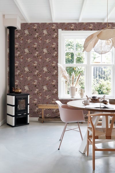 Dekorativer Raum mit floraler Tapete, Kleiderhaken mit Kleidung, Hut und Stiefeln