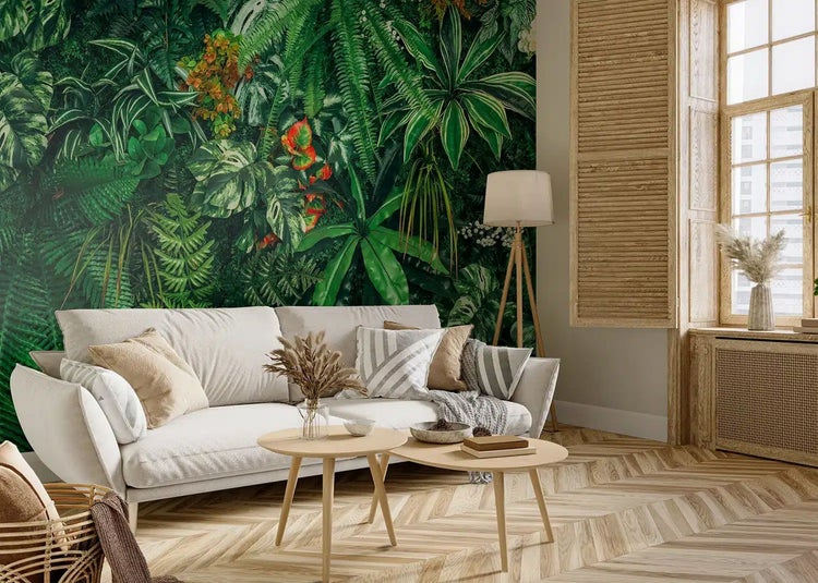 Helles Wohnzimmer mit großflächiger Fototapete im Dschungel-Design, hellem Sofa, Holztischen und Parkettboden in Fischgrätoptik.