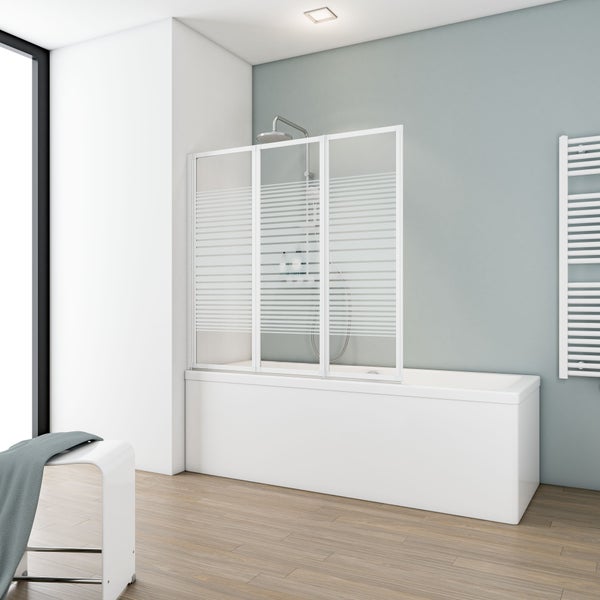 Modernes Badezimmer mit Badewanne und Duschabtrennung mit horizontalen Streifen