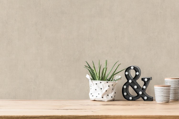 Wohnzimmer mit Ecksofa, Stehlampe und Couchtisch