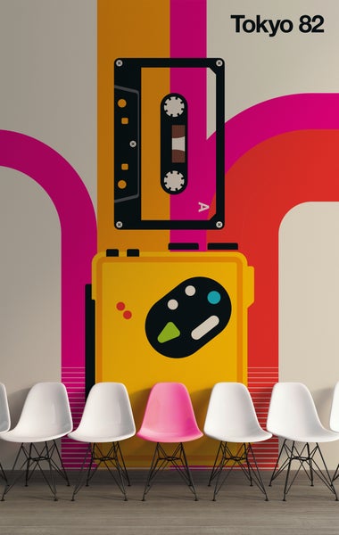 Fototapete mit Retro-Motiv Tokyo 82, Kassettenrekorder und bunten Streifen hinter einer Reihe weißer und einer pinken Sitzschale.