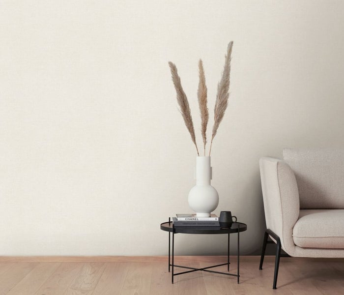 Dekoratives Arrangement mit Bücherstapel, Brille und Fellhocker