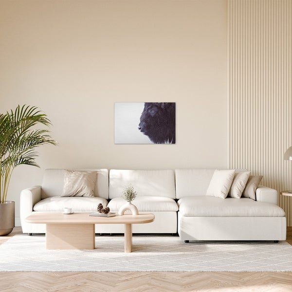 Wohnzimmer mit Sofa und einem Wandbild, das einen Büffel zeigt