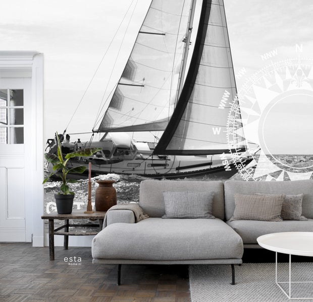 Wohnzimmer mit Fototapete eines Segelbootes und Kompassrose