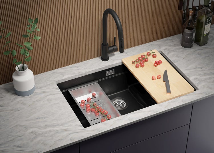 Spüle mit Armatur, Schneidebrett und Abtropfsieb im modernen Küchendesign