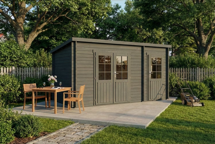 Gartenhaus aus Holz mit Pultdach und Doppeltüren, Terrasse mit Holzmöbeln, Sofa im Innenraum, Regal, Rasenmäher und Bäume im Hintergrund.