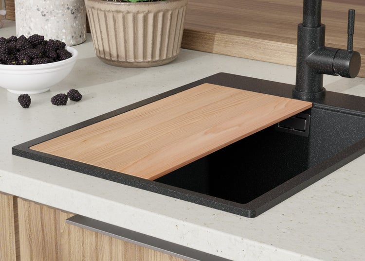 Küchenspüle mit Holzschneidebrett, Armatur und Beeren