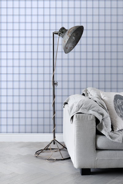 Wohnzimmer mit Stehlampe, Sofa und karierter Tapete