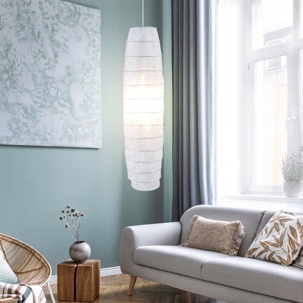 Wohnzimmer mit Pendelleuchte, Sofa und Dekoration
