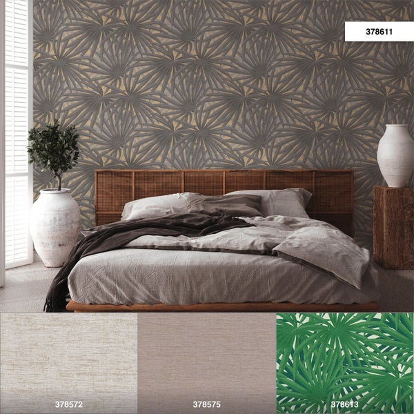 Weinregal aus Holz mit gefüllten Weinflaschen, einer Weinflasche und einem Weinglas auf einem Tisch