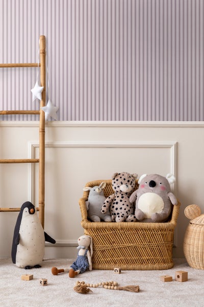 Tapetenrolle mit Streifenmuster, 53 cm breit und 10,05 m lang.