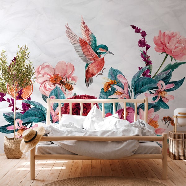 Fototapete mit Blumen, Vögeln und Bienen in einem hellen Schlafzimmer mit einem Holzbett.