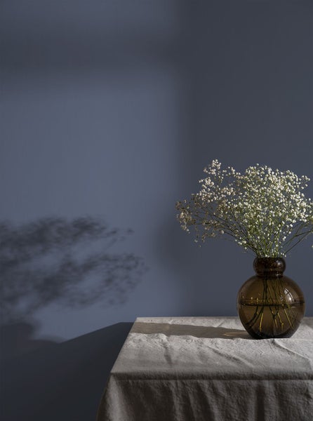 Nahaufnahme einer gelben Pfingstrose mit grünen Blättern.