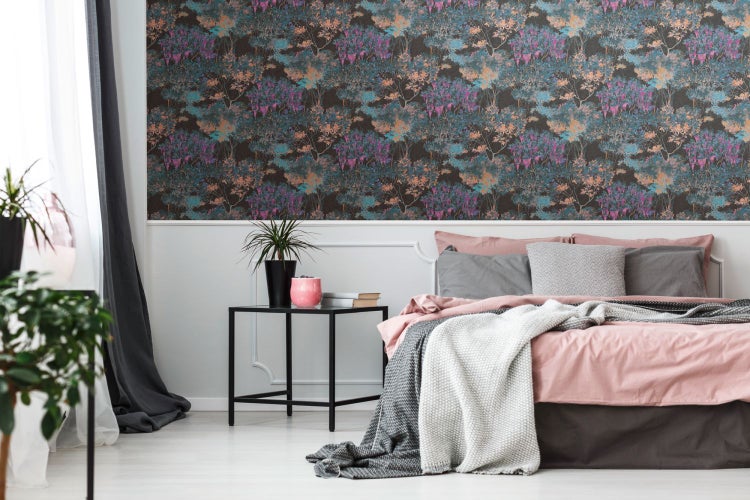 Modernes Wohnzimmer mit schwarzer Schrankwand, Fernseher und Elektrokamin