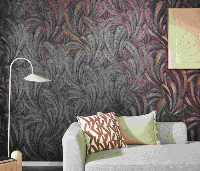 Wohnzimmer mit Sofa, Kissen, Stehlampe und gemusterter Tapete