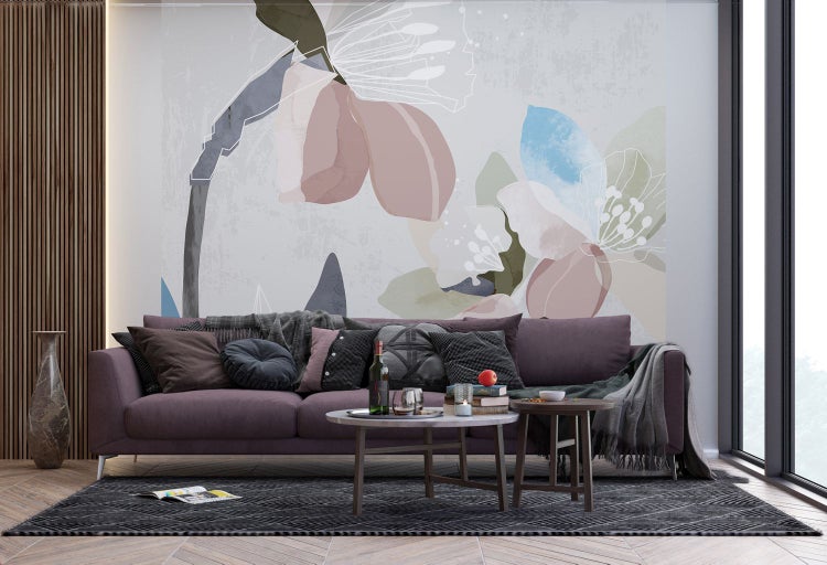 Wohnzimmer mit Sofa, Couchtischen und floraler Wandgestaltung für eine helle und freundliche Atmosphäre.