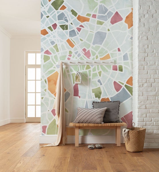 Flur mit gemusterter Tapete, Bank und dekorativen Elementen für ein stilvolles Ambiente