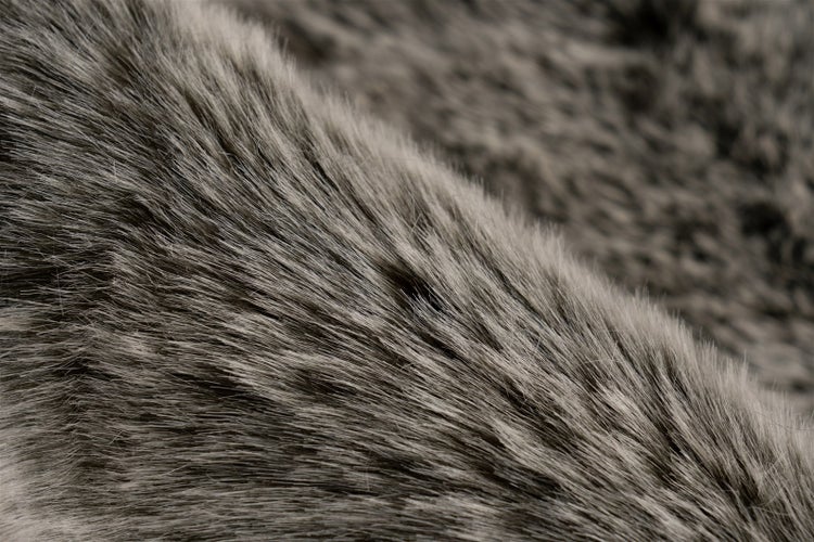 Nahaufnahme eines grauen Kunstfells aus weichen Synthetikfasern.