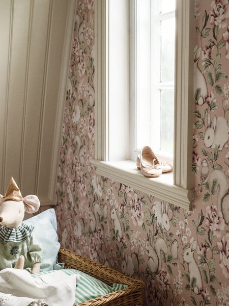 Tapete mit Hasen, Eichhörnchen, Vögeln und Blumenmuster