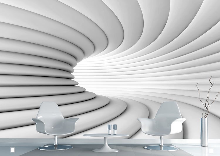 Helles Zimmer mit spiralförmiger Wandtapete, zwei Stühlen und Tisch