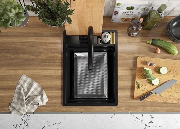 Küchenszene mit Spüle, Armatur, Schneidebrett und Zutaten