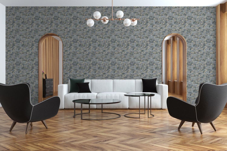 Raumansicht mit gemusterter Tapete, Sideboard, Hocker, Lampe und Teppich für eine wohnliche Atmosphäre.