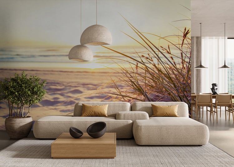 Wohnzimmer mit Sofa, Couchtisch, Zimmerpflanze und Wandbild