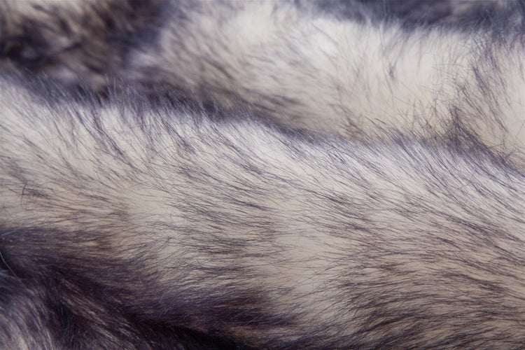 Nahaufnahme eines langflorigen Kunstfells aus weichen Synthetikfasern.