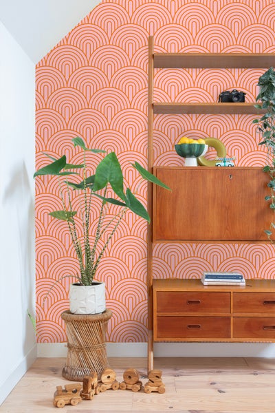 Einrichtungsbeispiel mit Holzregal, Zimmerpflanze und gemusterter Tapete