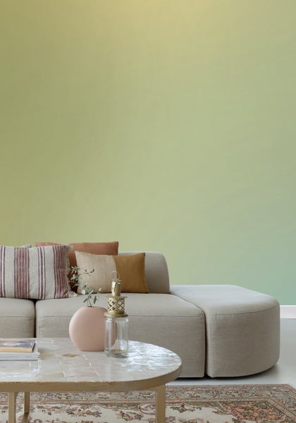 Ein Wohnzimmer mit Sofa, Kissen und Tisch.