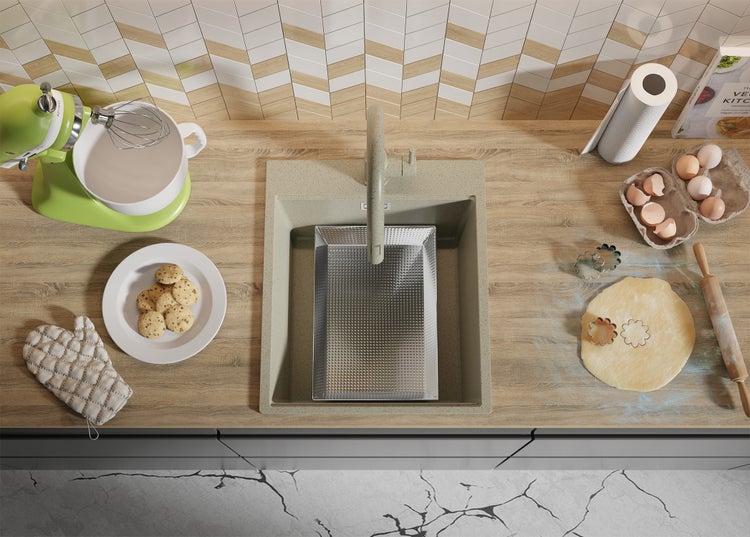 Küchenszene mit Spüle, Küchenmaschine, Keksen und Zutaten zum Backen.