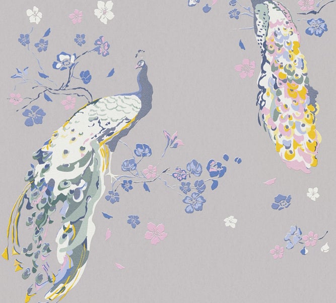 Dekoratives Wohnzimmer mit gemusterter Tapete, Sessel und Kommode