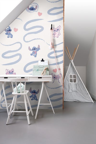 Kinderzimmer mit Schreibtisch, Stuhl, Spielzelt und Tapete mit Figuren