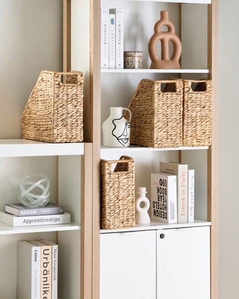 Regal mit Bücher, Vasen und geflochtenen Körben
