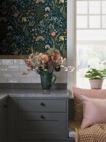 Blumentapete mit verschiedenen Blumen und Blättern auf dunklem Untergrund.