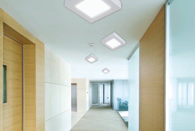 Flur mit quadratischen LED Deckenleuchten