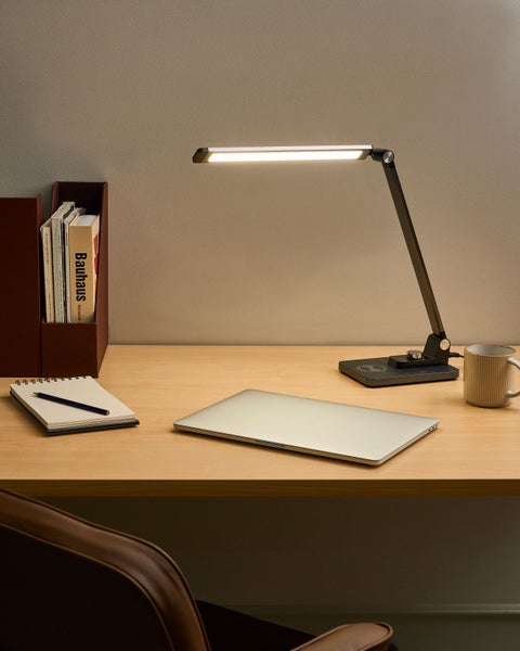 Schreibtisch mit Lampe, Notebook und Büchern für Arbeitszimmergestaltung