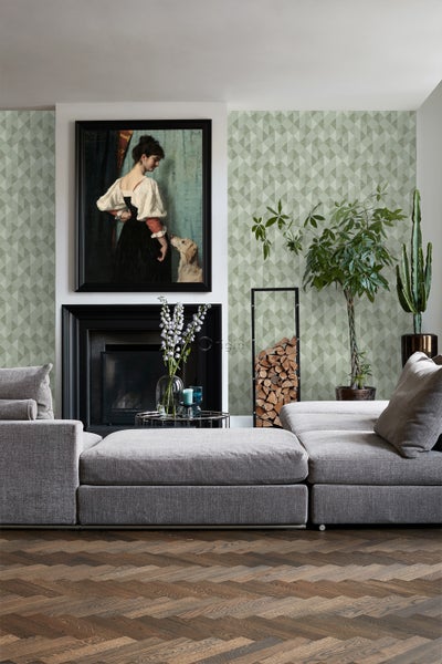 Wohnzimmer mit Kamin, Gemälde, grauem Sofa und geometrischer Tapete