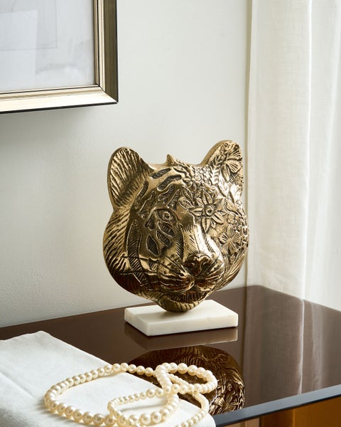 Dekorative Tigerkopf-Skulptur aus Metall auf einem Tisch