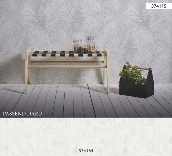 Geschmückter Weihnachtsbaum mit Schleife und Baumschmuck