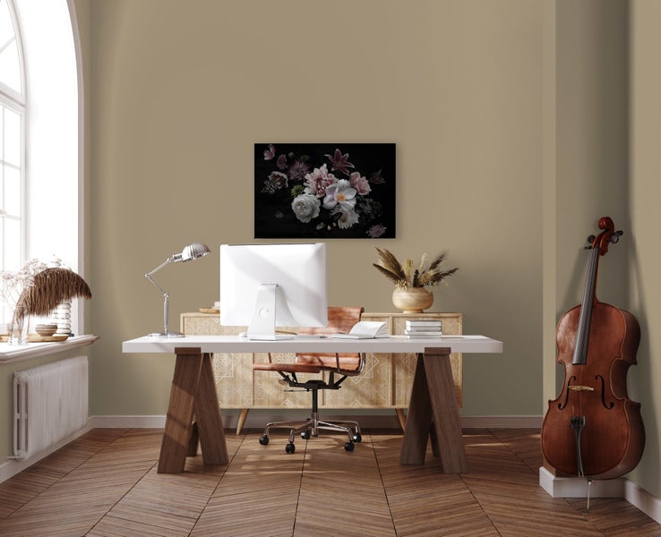 Modernes Heimbüro mit Schreibtisch, Computer, Schreibtischlampe und Sideboard vor einer Wand mit florale Wandbild in beige gestrichenem Raum.