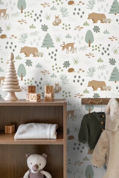 Kinderzimmer mit Waldtiertapete, Holzregal und Kleidung
