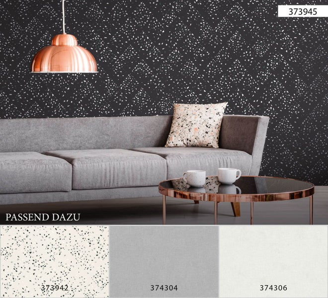 Wohnzimmer mit grauer Couch, runder Tisch und Tapete mit Terrazzomuster