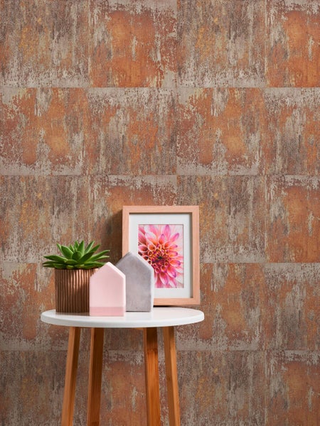 Dekorative Wandpaneele mit Rostoptik, Tisch mit Dekoration