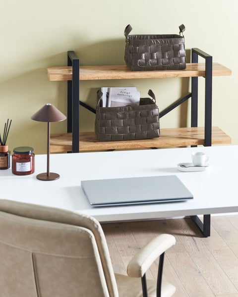 Szene mit Schreibtisch, Laptop, Lampe, Regalen und Aufbewahrungskörben für eine organisierte Arbeitsumgebung