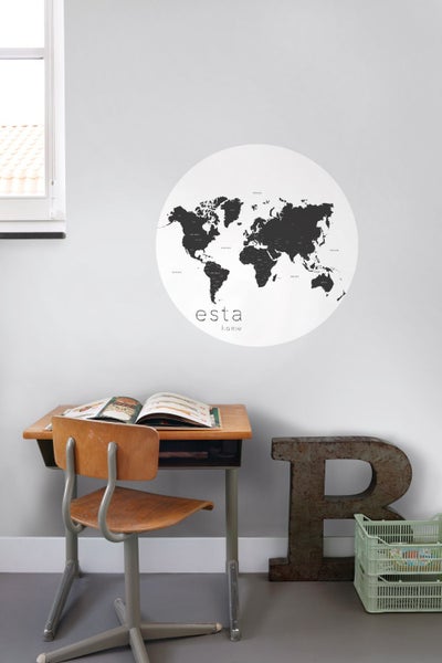Wandaufkleber mit Weltkarte über einem Schreibtisch