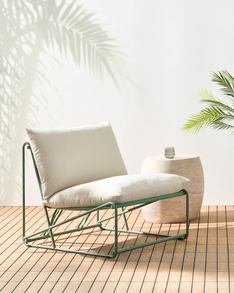 Loungesessel mit Metallgestell und Polster auf einer Terrasse